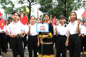 Học sinh Trường Phổ thông DTNT tỉnh Gia Lai hân hoan trong ngày khai giảng. Ảnh: Dung Nguyễn