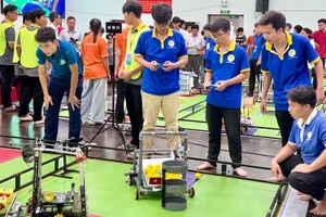 Học sinh tham gia cuộc thi Robocon.