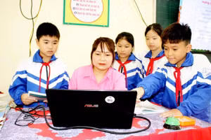 Cô và trò Trường Tiểu học Thanh Ninh (xã Kha Sơn, Thái Nguyên) hào hứng tìm hiểu công nghệ số.