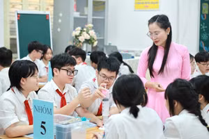 Cô trò Trường THCS Trưng Vương (Hà Nội) trong tiết học Khoa học Tự nhiên. Ảnh minh họa: INT