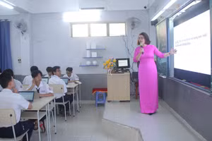 Giờ Tin học của học sinh Trường THPT Phú Nhuận tại “lớp học Google”. Ảnh: M.A