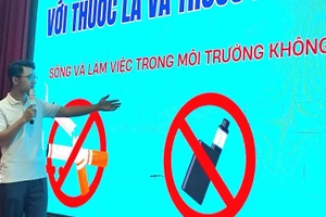 Tạ Văn Sỹ - Lớp K58TĐH-CLC.02, Trường ĐH Kỹ thuật Công nghiệp (Đại học Thái Nguyên) tuyên truyền phòng chống tác hại của thuốc lá. Ảnh: NTCC
