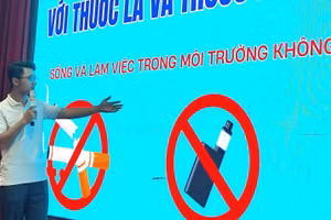 Tạ Văn Sỹ - Lớp K58TĐH-CLC.02, Trường ĐH Kỹ thuật Công nghiệp (Đại học Thái Nguyên) tuyên truyền phòng chống tác hại của thuốc lá. Ảnh: NTCC