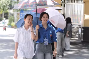 Tình nguyện viên nhiệt tình hỗ trợ thí sinh tại Điểm thi Trường THPT Việt Trì (TP Việt Trì, Phú Thọ).