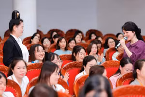 Bà Tống Liên Anh tập huấn giáo viên mầm non TP Sơn La (Sơn La) về chủ đề “Giáo dục mầm non - Nền tảng của học tập suốt đời”. Ảnh: NVCC