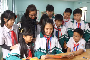 Em Nguyễn Tú Quỳnh - học sinh lớp 6A6, Trường THCS Quang Trung, TP Thái Nguyên trong vòng tay yêu thương của thầy cô, bạn bè.