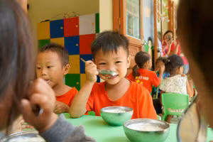 Học sinh điểm trường Bản Là, Trường Mầm non Thái Sơn (Bảo Lâm, Cao Bằng) ăn bữa phụ buổi chiều. Ảnh: INT