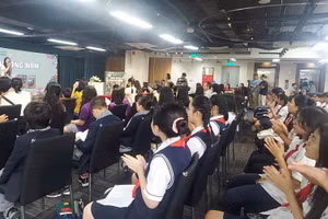 Chương trình đọc sách tương tác “Vẻ đẹp đất rừng phương Nam” nhân kỷ niệm 100 năm ngày sinh nhà văn Đoàn Giỏi cuốn hút đông đảo học sinh Hà Nội. Ảnh: Bình Thanh.