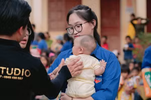 Khánh Chi tham gia trao quà cho trẻ em nghèo ở Kỳ Sơn (Nghệ An).