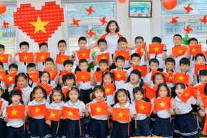 Cô trò Trường Tiểu học Dịch Vọng B (Hà Nội) trong ngày tựu trường năm học 2025 - 2026: Ảnh minh họa: INT