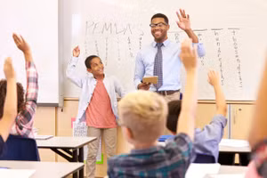 Nếu trẻ bị bắt nạt, cha mẹ hãy trấn an, việc trở thành nạn nhân không phải do lỗi của con. Ảnh: INT.