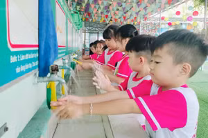 Học sinh Trường Mầm non Nắng Hồng (phường Hòa Thành, Cà Mau) được hướng dẫn rửa tay sau khi đi vệ sinh. Ảnh: QM