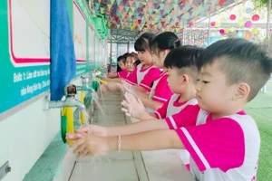 Học sinh Trường Mầm non Nắng Hồng (phường Hòa Thành, Cà Mau) được hướng dẫn rửa tay sau khi đi vệ sinh. Ảnh: QM