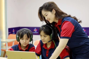 Sách giáo khoa điện tử dễ cập nhật nội dung mới, có thể tích hợp video, hình ảnh, bài tập tương tác… tạo sự hấp dẫn cho học sinh. Ảnh minh họa: ITN