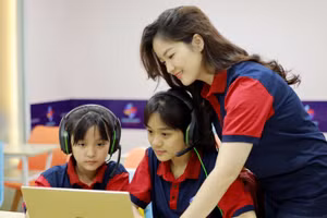 Sách giáo khoa điện tử dễ cập nhật nội dung mới, có thể tích hợp video, hình ảnh, bài tập tương tác… tạo sự hấp dẫn cho học sinh. Ảnh minh họa: ITN