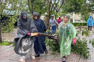 Giáo viên Trường Tiểu học Mai Phụ (xã Mai Phụ, Hà Tĩnh) tạm gác việc nhà chung tay dọn dẹp, vệ sinh trường lớp, chiều 29/9. Ảnh: Hồ Phương