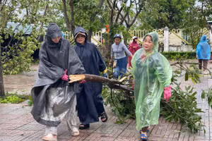 Giáo viên Trường Tiểu học Mai Phụ (xã Mai Phụ, Hà Tĩnh) tạm gác việc nhà chung tay dọn dẹp, vệ sinh trường lớp, chiều 29/9. Ảnh: Hồ Phương