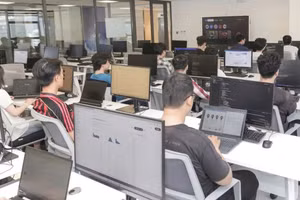 Sinh viên Trường Công nghệ Kỹ thuật (Đại học Duy Tân) trong giờ học thực hành An ninh mạng. Ảnh: NTCC