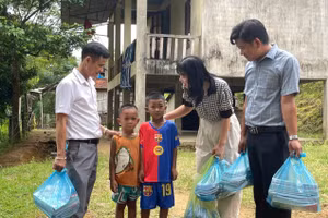 Từ đầu tháng 8, giáo viên Trường Tiểu học Hương Liên đã nghỉ phép vào tận bản để vận động duy trì học sinh đến trường trong những ngày đầu năm.