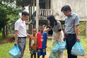 Từ đầu tháng 8, giáo viên Trường Tiểu học Hương Liên đã nghỉ phép vào tận bản để vận động duy trì học sinh đến trường trong những ngày đầu năm.