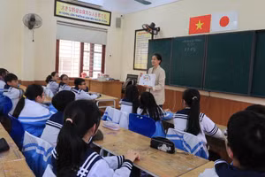 Cô Ngô Hương Giang và học sinh Trường THCS Chu Văn An trong giờ học tiếng Nhật.