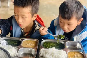 Học sinh Trường Tiểu học Nậm Chà (xã Mường Mô, Lai Châu) trong giờ ăn trưa tại lớp. Ảnh: NTCC