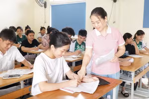 Cô và trò Trường THPT Nam Đàn 2 (Nghệ An). Ảnh: INT