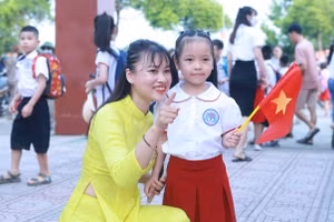 Cô trò lớp 1, Trường Tiểu học Yên Nghĩa, quận Hà Đông. Ảnh: Đình Tuệ 