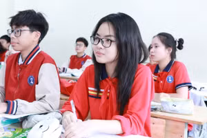 Học sinh lớp 9 Trường THCS Nguyễn Trường Tộ, quận Đống Đa trong giờ học trên lớp. Ảnh: Đình Tuệ