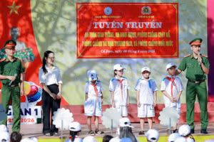 Trường Tiểu học Cương Gián 1 (xã Cổ Đạm) phối hợp công an xã Cổ Đạm tuyên truyền giáo dục pháp luật cho học sinh.