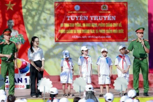 Trường Tiểu học Cương Gián 1 (xã Cổ Đạm) phối hợp công an xã Cổ Đạm tuyên truyền giáo dục pháp luật cho học sinh.