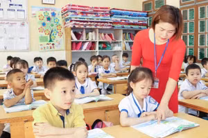 Giờ học của cô và trò Trường Tiểu học Chiềng Sinh, TP Sơn La (Sơn La). Ảnh: INT