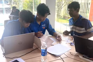 Đoàn viên thanh niên là học sinh THPT tại Đắk Lắk hỗ trợ người dân thực hiện thủ tục hành chính công.