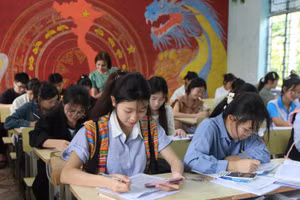 Tiết ôn tập môn Địa lí tại Trường Phổ thông Dân tộc nội trú THPT huyện Phong Thổ.