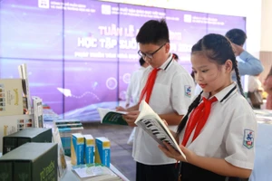 Học sinh Hà Nội đọc sách trong Tuần lễ hưởng ứng học tập suốt đời năm 2024.