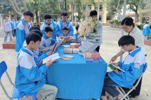 Học sinh Trường THPT Chu Văn An tích cực đọc sách.