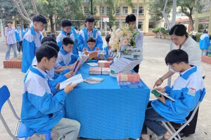 Học sinh Trường THPT Chu Văn An tích cực đọc sách.