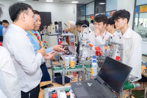 Đồ án tốt nghiệp của sinh viên được trưng bày tại Ngày hội Triển lãm công nghệ và Tuyển dụng khối ngành năm 2025 của Trường Đại học Công nghệ TPHCM. Ảnh: HUTECH 