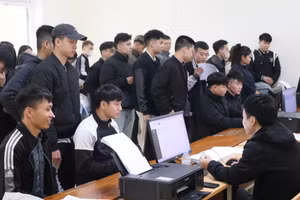 Ứng viên đăng ký thi tiếng Hàn Quốc tại Trung tâm Dịch vụ việc làm tỉnh Nghệ An. Ảnh: Hồ Lài