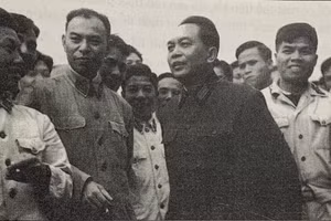 Đại tướng Võ Nguyên Giáp cùng Thượng tướng Hoàng Minh Thảo, Tư lệnh Mặt trận Tây Nguyên. Ảnh: Tư liệu