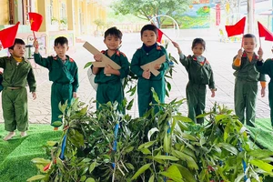 Trẻ trải nghiệm một ngày trở thành bộ đội. Ảnh: Trường Mầm non Vĩnh Khê