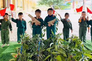 Trẻ trải nghiệm một ngày trở thành bộ đội. Ảnh: Trường Mầm non Vĩnh Khê