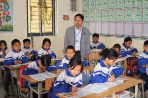 Giáo viên và học sinh Trường Phổ thông DTBT Tiểu học Mường Lống 2 (Nghệ An). Ảnh: Hồ Lài