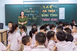 Học sinh khối 1 Trường Ngôi sao Hoàng Mai hào hứng tham gia tiết học “Cha mẹ cùng con lên lớp”. Ảnh: Đình Tuệ