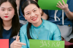 Cô Dương Thị Huyên trong lễ chia tay học trò mùa Hè 2025. Ảnh: NVCC