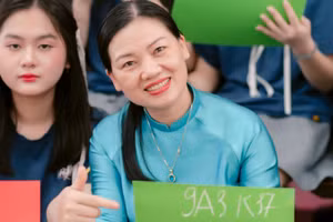 Cô Dương Thị Huyên trong lễ chia tay học trò mùa Hè 2025. Ảnh: NVCC