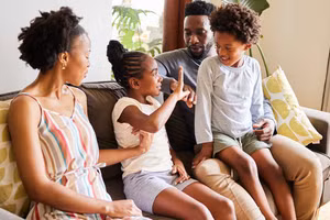 Việc chú trọng giảm căng thẳng và chăm sóc cảm xúc cho trẻ cũng là điều rất cần thiết. Ảnh: INT.