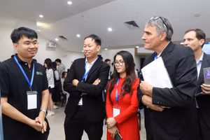 Sinh viên Đại học Đà Nẵng trình bày các giải pháp về ứng dụng công nghệ thông tin trong xây dựng đô thị thông minh. Ảnh: ĐH Đà Nẵng cung cấp