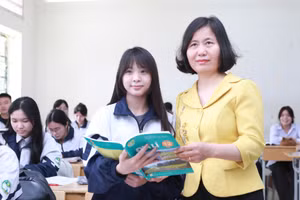 Cô Nguyễn Thị Hà trong giờ dạy Địa lí tại lớp 12A13, Trường THPT Hoài Đức B (Hà Nội). 