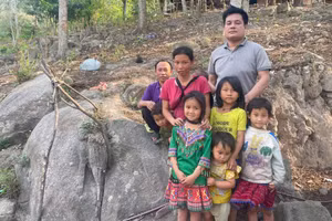 Chủ tịch xã Trung Lý thường xuyên vào tận các bản sâu để tuyên truyền cho bà con không để con em bỏ học.